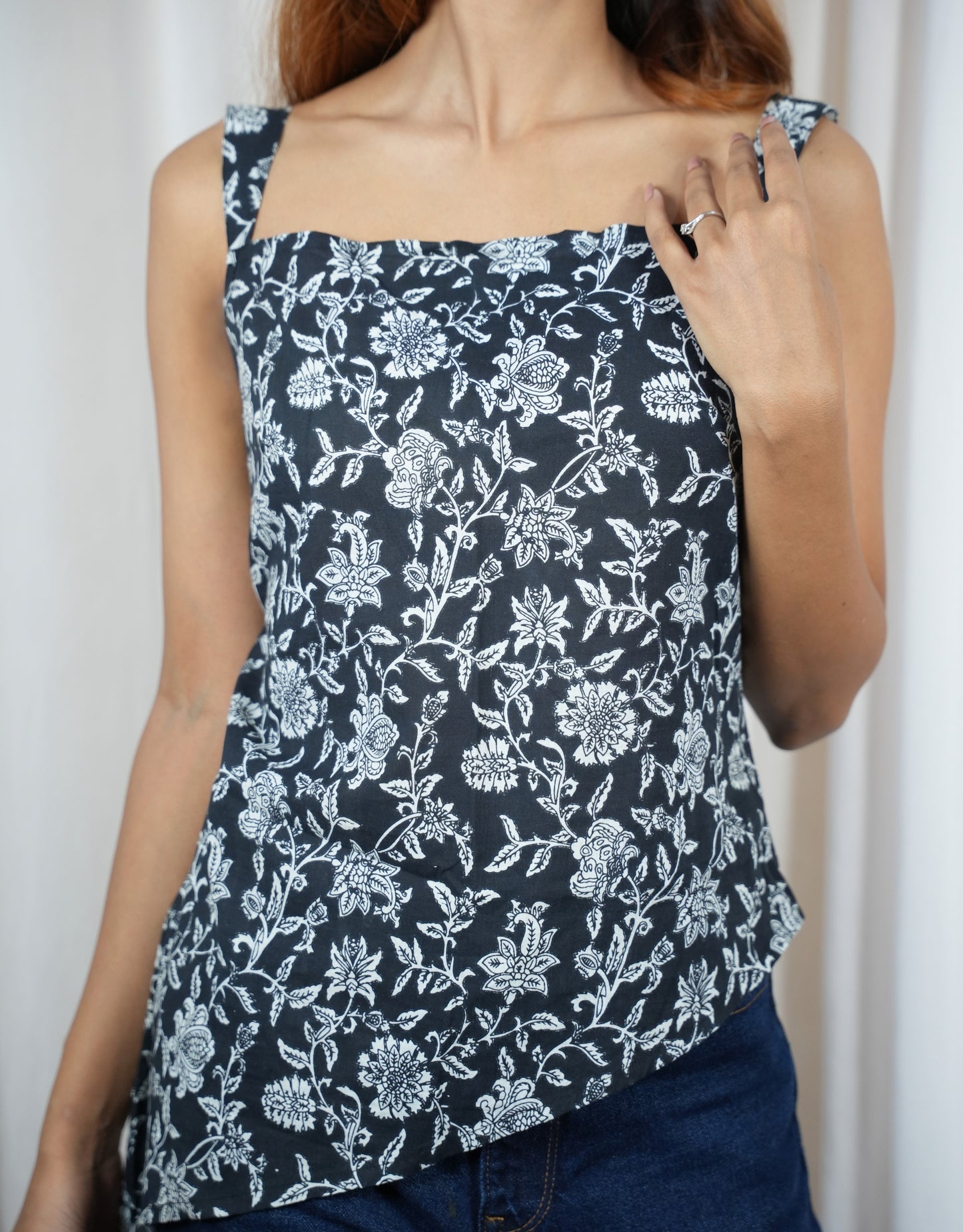 Women's Indigo Black & White Floral Print Sleeveless Kurti