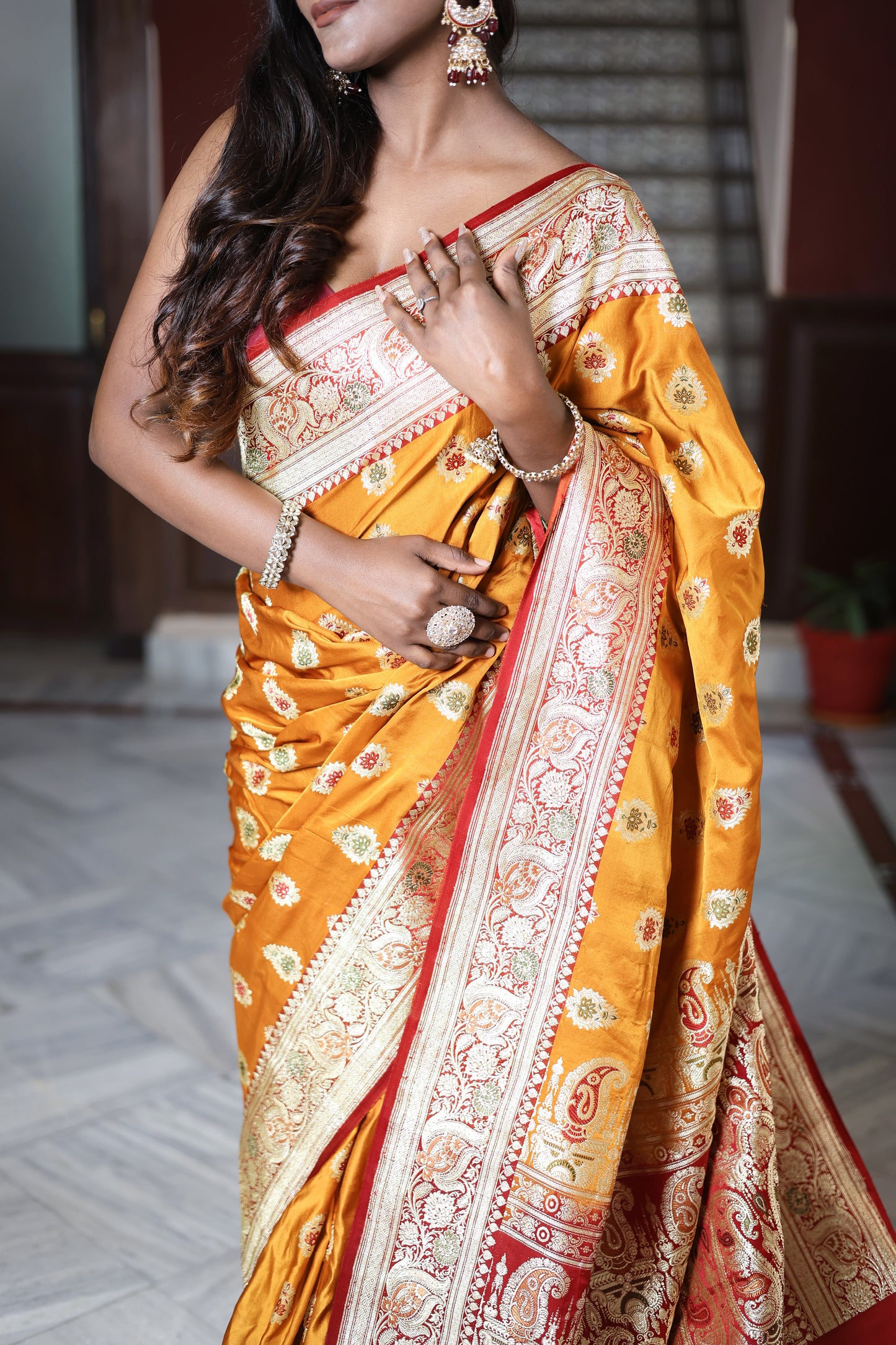 Golden Grace – Pure Handloom Banarasi Zari Saree