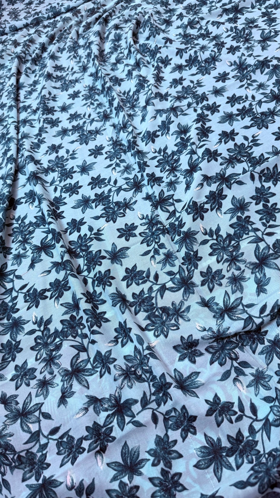 Elegant grey Georgette Saree with Abstract Floral Print & Matching Blouse Piece – Lightweight Daily & Party Wear Saree for Women