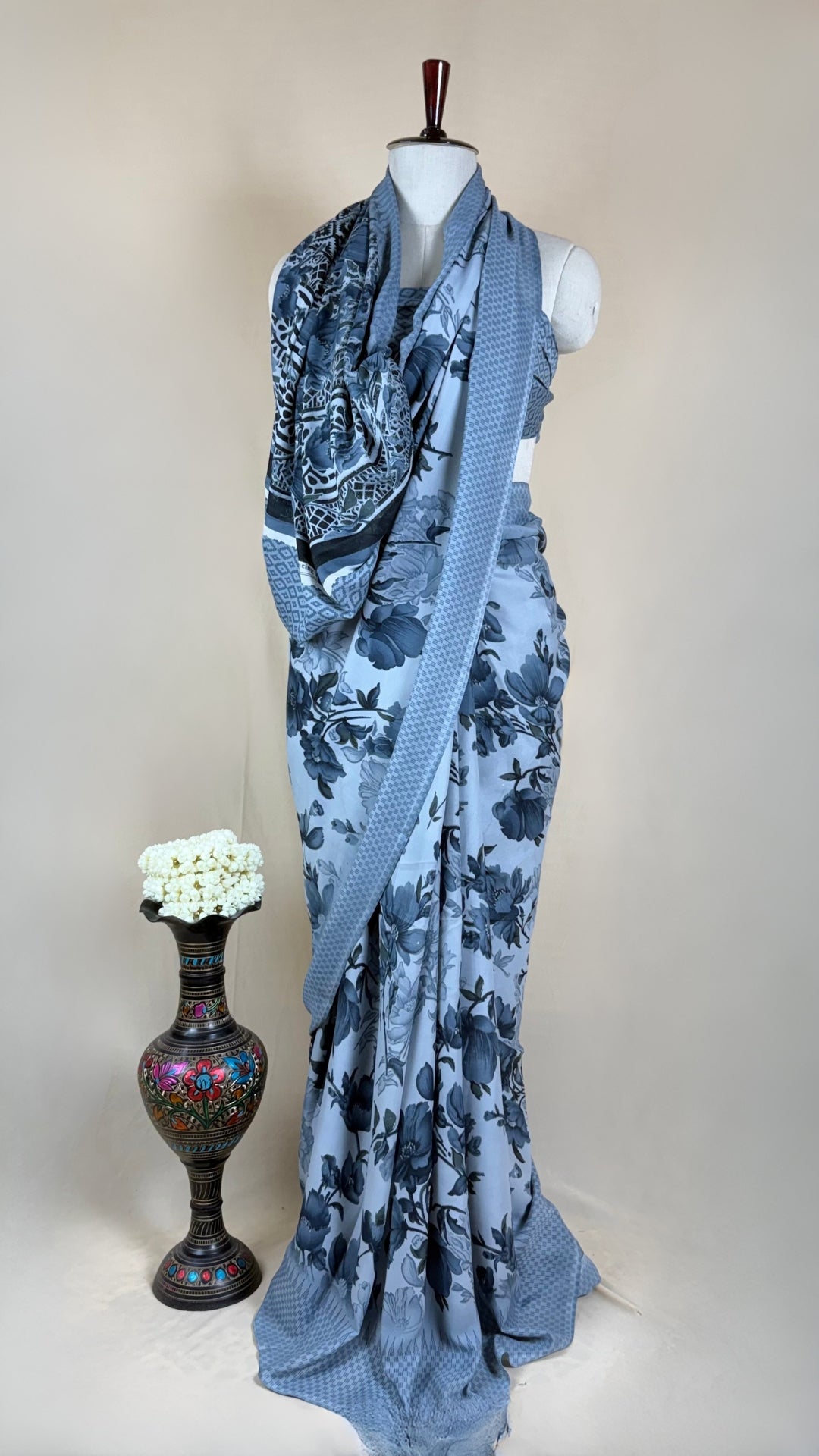 Elegant grey Georgette Saree with Abstract Floral Print & Matching Blouse Piece – Lightweight Daily & Party Wear Saree for Women