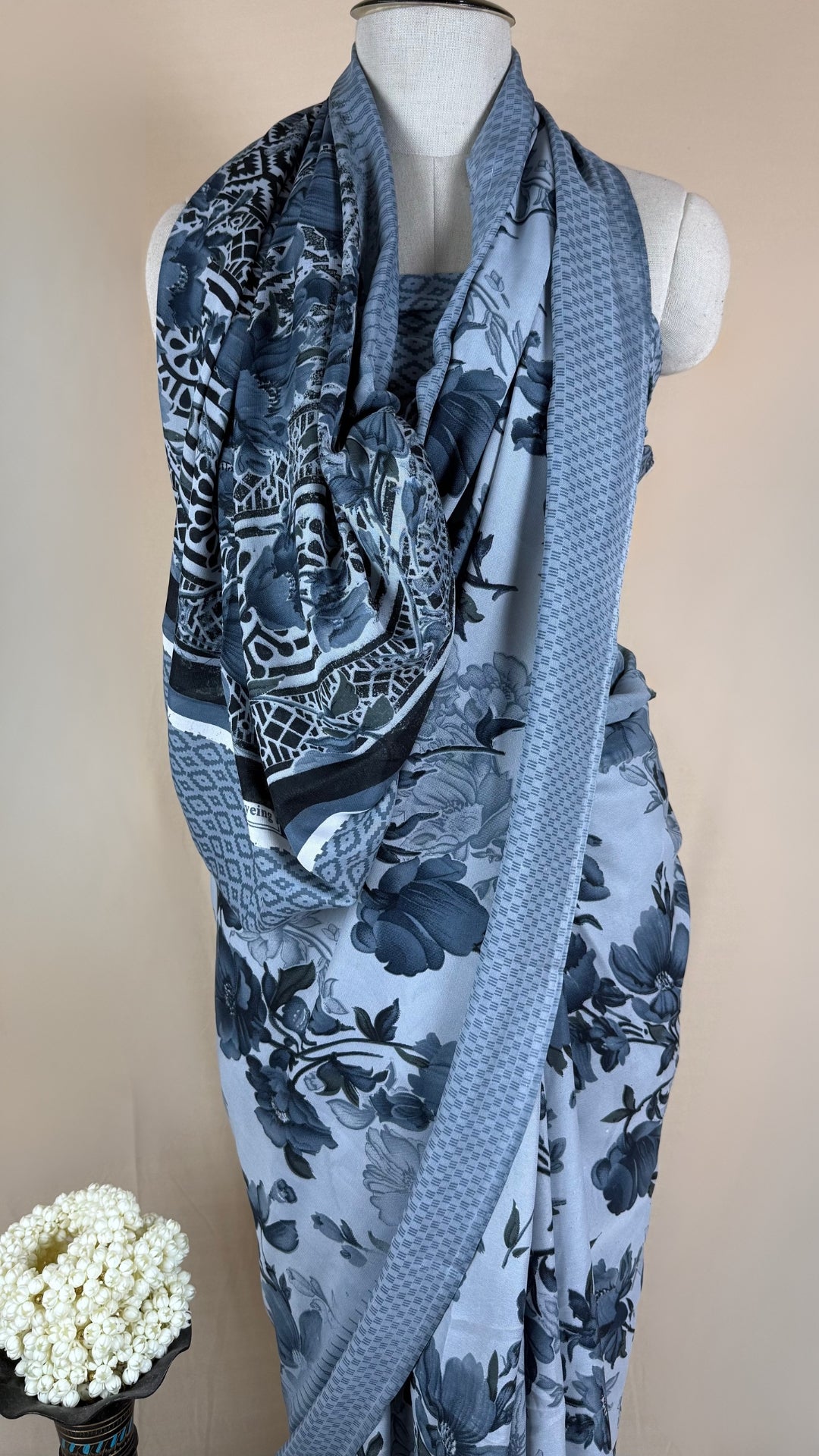 Elegant grey Georgette Saree with Abstract Floral Print & Matching Blouse Piece – Lightweight Daily & Party Wear Saree for Women