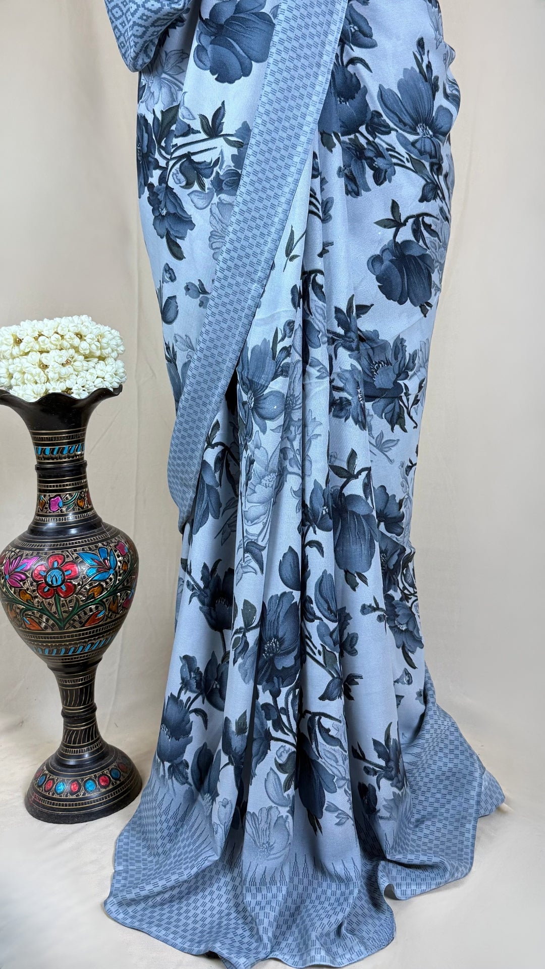 Elegant grey Georgette Saree with Abstract Floral Print & Matching Blouse Piece – Lightweight Daily & Party Wear Saree for Women