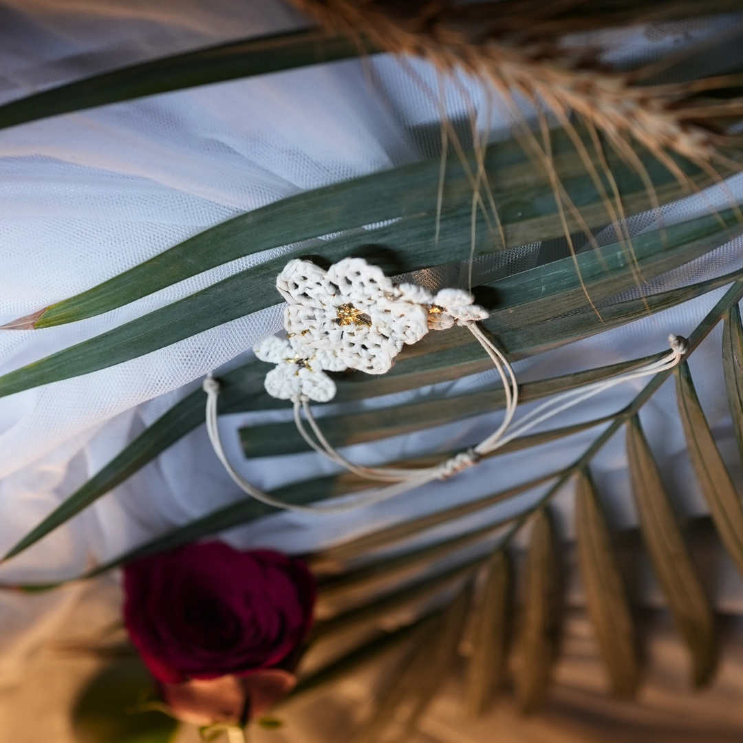 Natural Bloom Raffia Necklace – Beige & White Floral with Cotton Thread Closure