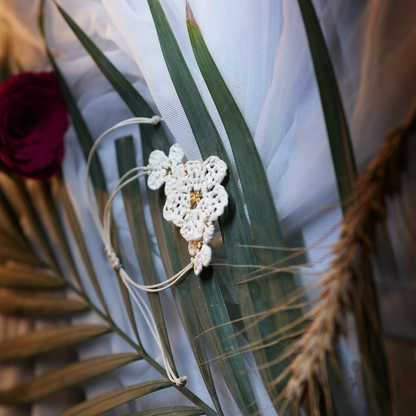 Natural Bloom Raffia Necklace – Beige & White Floral with Cotton Thread Closure