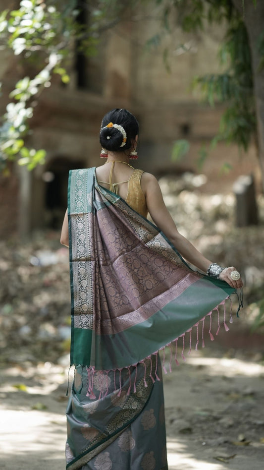 सेमी कटान ज़री बूटी साड़ी - सिल्वर-ग्रीन ज़री बॉर्डर के साथ स्लेट ग्रे