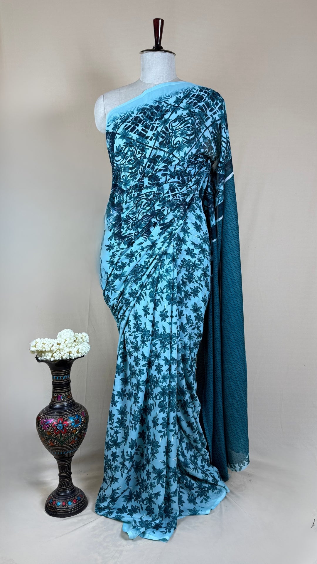 Elegant grey Georgette Saree with Abstract Floral Print & Matching Blouse Piece – Lightweight Daily & Party Wear Saree for Women