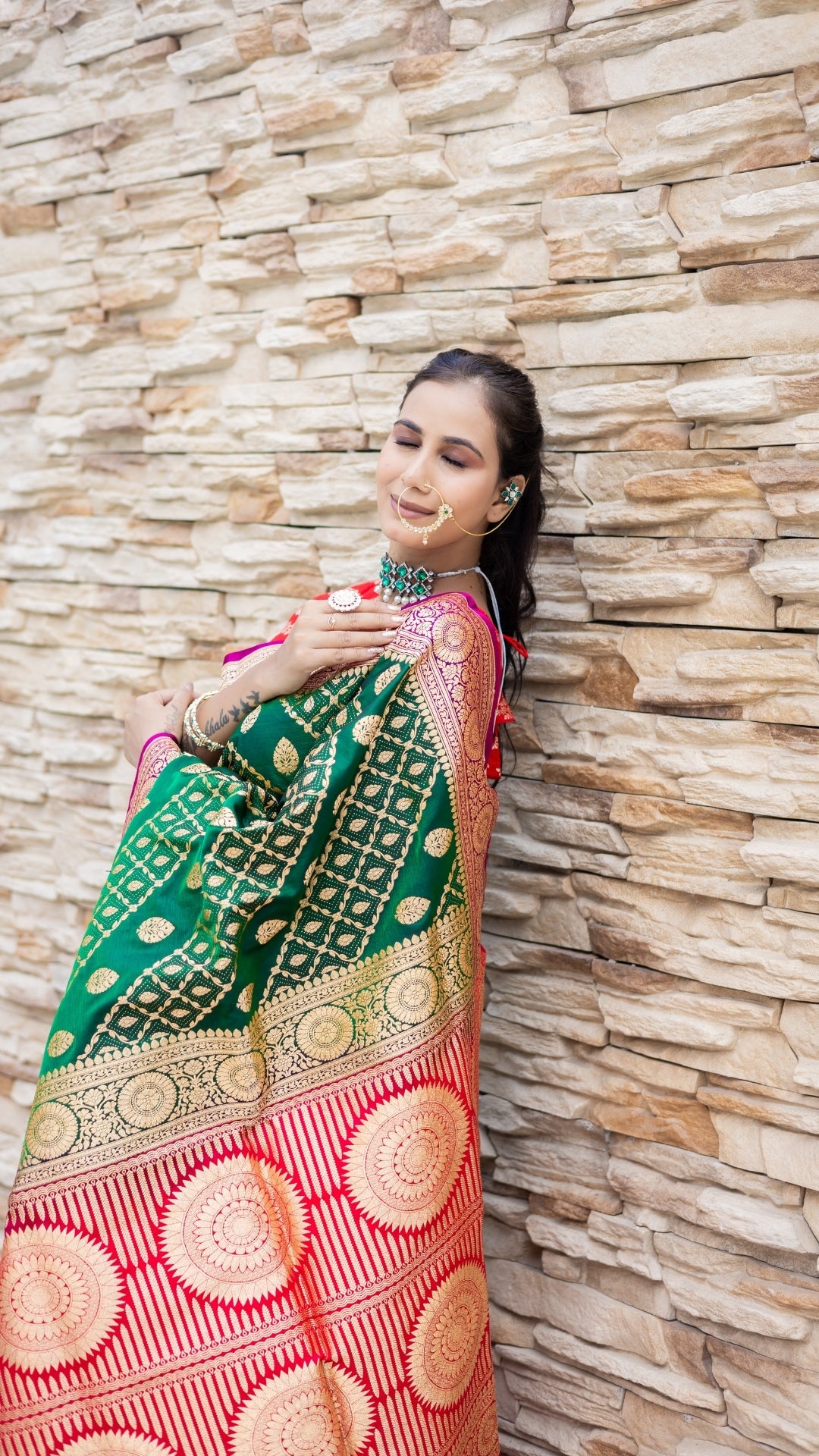 मेहंदी मैजेस्टी बनारसी सिल्क साड़ी पन्ना हरा और रानी गुलाबी रंग में सोने की ज़री बुनाई के साथ