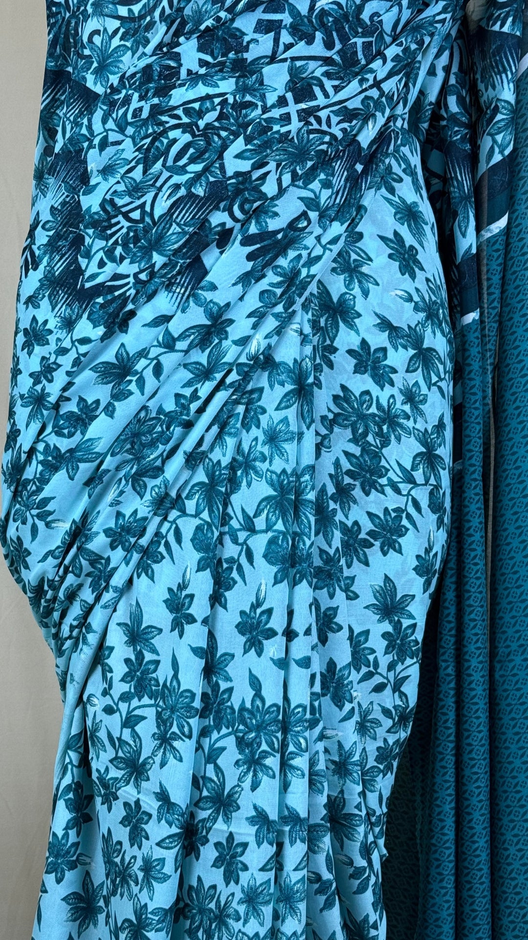 Elegant grey Georgette Saree with Abstract Floral Print & Matching Blouse Piece – Lightweight Daily & Party Wear Saree for Women