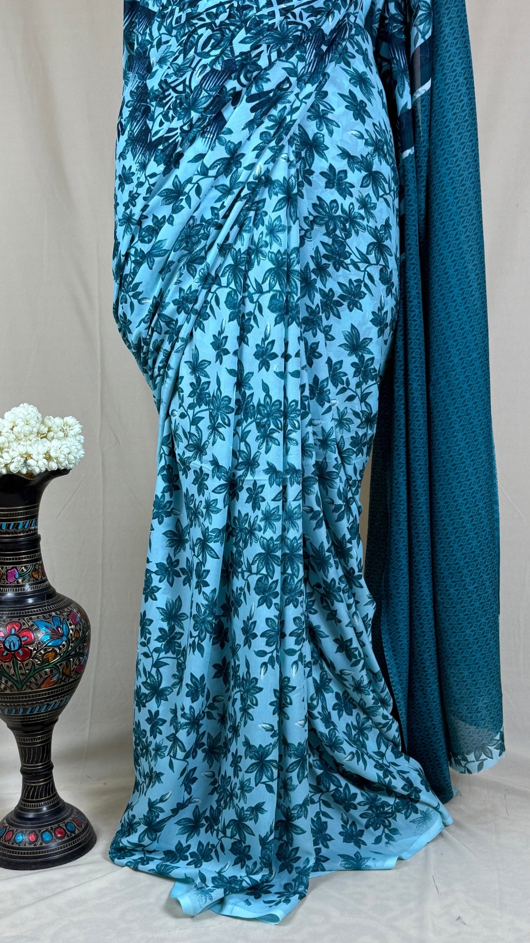 Elegant grey Georgette Saree with Abstract Floral Print & Matching Blouse Piece – Lightweight Daily & Party Wear Saree for Women