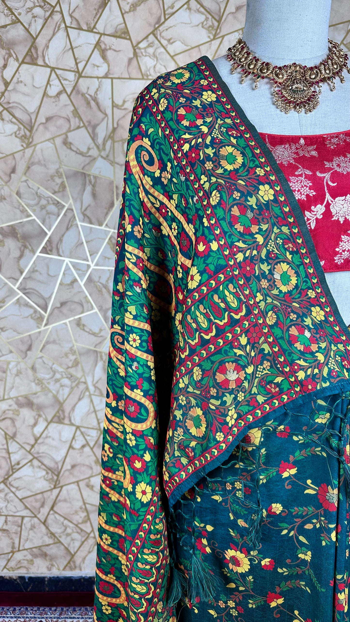 Elegant Green Floral Meenakari Saree With Blause piece for Festival Wear,