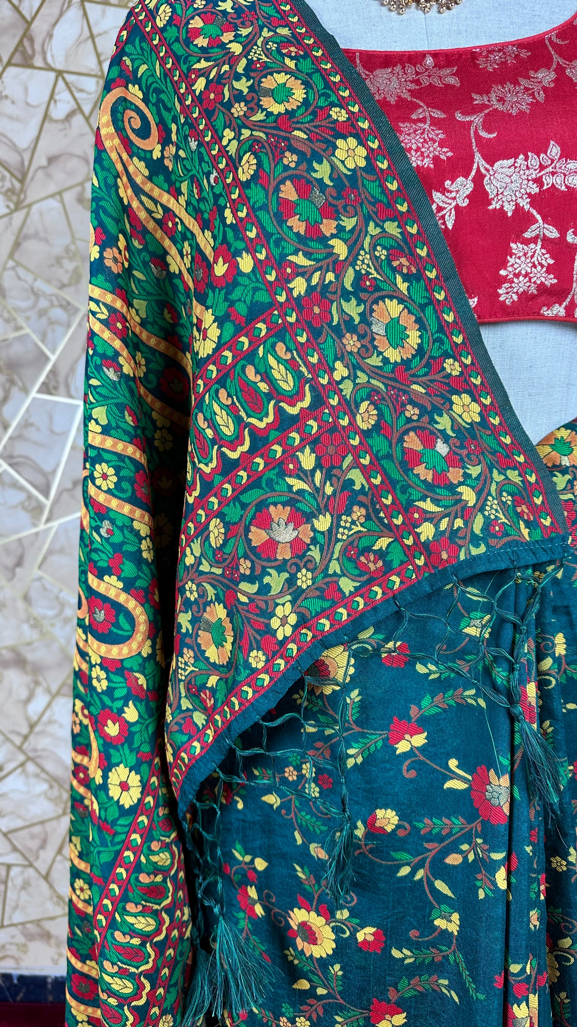 Elegant Green Floral Meenakari Saree With Blause piece for Festival Wear,