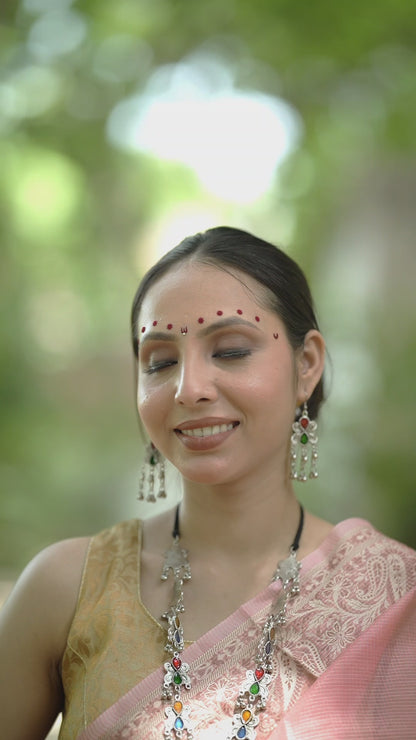 शुद्ध रेशम हैंडलूम तनचोई बूटी साड़ी - गुलाबी सुनहरे ज़री बॉर्डर के साथ
